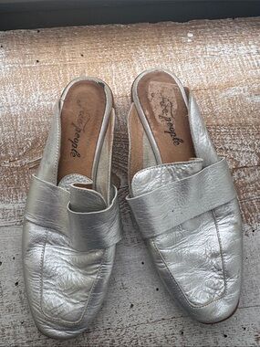 Free People metallic silver loafer 38